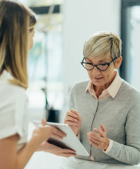 recepcionista informando a paciente