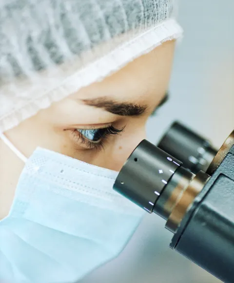 doctora viendo en microscopio